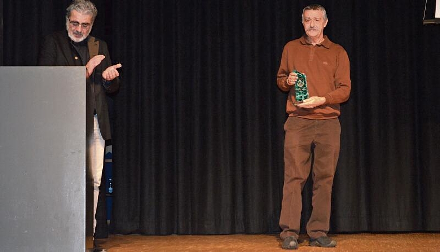 Special Award: Bruno Lussi (r.) erhält den Special Award aus den Händen von Gemeinderat Philippe Rey  Irene Hung-König