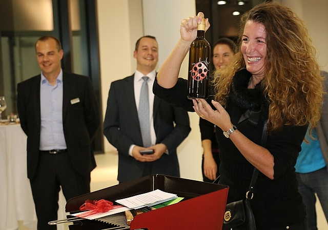 Denise Zumsteg vom OK mit dem «Glückswochen-Wein». Fotos: bärStefan und Sibylle Signer.Losziehung aus dem Pneuturm.Robin Bauer spendete Velohelm.Gastgeberinnen: Nicole Küng, Naomi Geiser und Jasmin Vogelsang (v.l.).Gut gelaunt: Ursula Sager, Sim