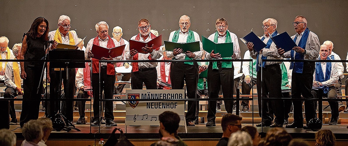 Der Männerchor singt gemeinsam mit seiner   Dirigentin Erika Riedo.Roger Egloff