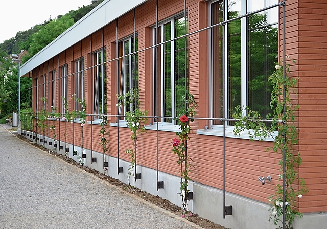 Der Pavillon ist mit Rosen geschmückt. 