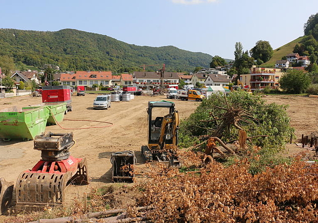 Spatenstich Neubau der St. Bernhard AG <em>Verwaltungsrat, Geschäftsleitung und am Bau Beteiligte legten am Dienstagmittag am neuen Standort im Langäcker Hand an. (Melanie Bär)
