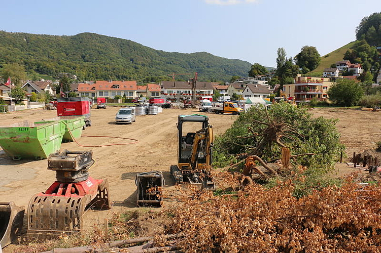  Spatenstich Neubau der St. Bernhard AG <em>Verwaltungsrat, Geschäftsleitung und am Bau Beteiligte legten am Dienstagmittag am neuen Standort im Langäcker Hand an. (Melanie Bär)
