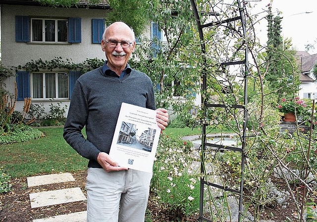 Der 71-jährige Historiker Benno Bruggisser vor seinem Einfamilienhaus in Wettingen. In den Händen hält er das Produkt seiner siebenjährigen Forschung: ein 200 Seiten starkes Buch. Rahel Bühler