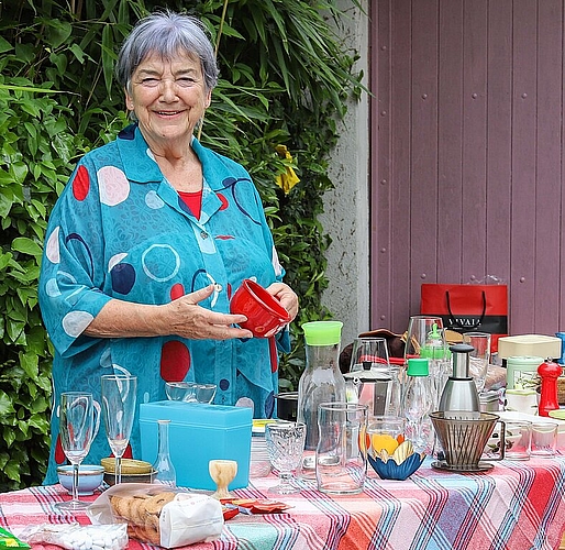Organisatorin Annemarie Vogt verkauft Küchenartikel.
