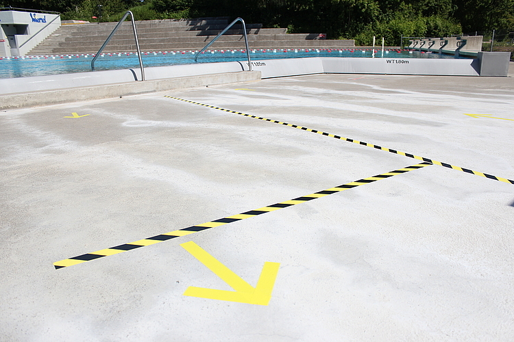 Hier gehts lang. Vor dem Schwimmerbecken signalisieren gelbe Pfeile, wo der Ein- und Ausgang zum Becken ist. 

