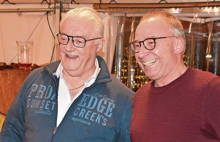 Freuen sich über den Wahlsieg: Gemeindeammann Roland Kuster und Gemeinderat Markus Haas (v.l.) (Bild: Stefan Biedermann)