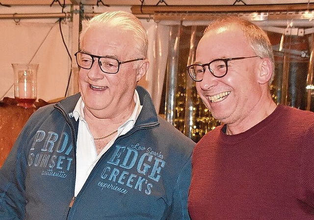 Freuen sich über den Wahlsieg: Gemeindeammann Roland Kuster und Gemeinderat Markus Haas (v.l.) (Bild: Stefan Biedermann)