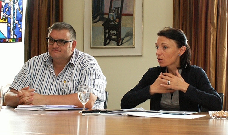 Befassen sich mit den Fragen des Alters: Stefan Liembd, Leiter Soziale Dienste, und Gemeinderätin Yvonne Feri. Foto: ska