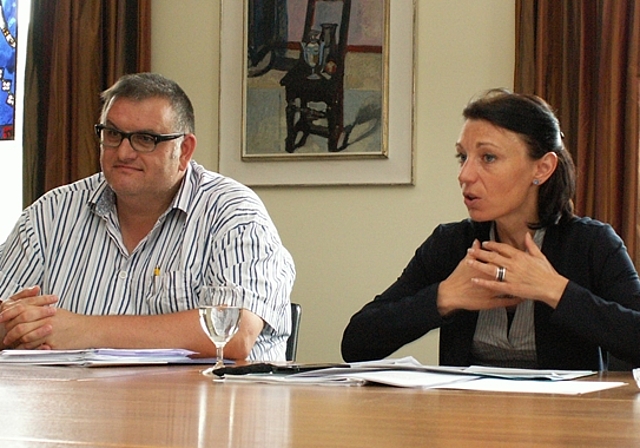 Befassen sich mit den Fragen des Alters: Stefan Liembd, Leiter Soziale Dienste, und Gemeinderätin Yvonne Feri. Foto: ska
