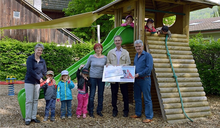 Hans Utz (r.) übergibt Adolf Acklin, Patricia Frei und Jeanette Berz (l.) den Cheque. zVg
