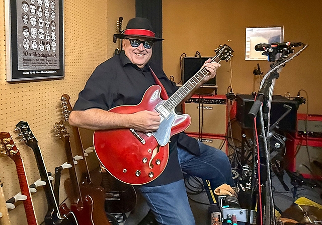 André Bernath spielt in seinem Tonstudio in Lenzburg.  Ursula Burgherr