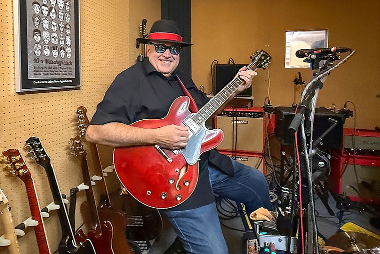 André Bernath spielt in seinem Tonstudio in Lenzburg.  Ursula Burgherr