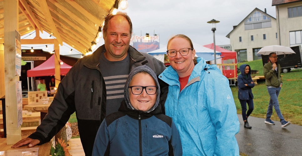 Familie Moser waren die ersten Gäste am Waffelstand. bär