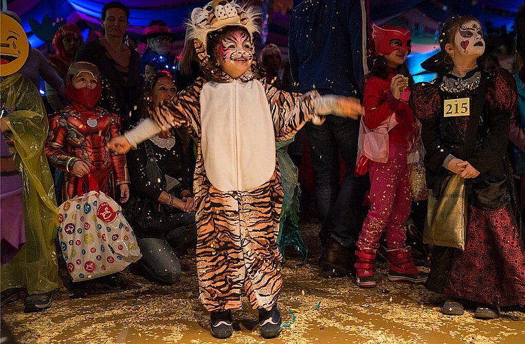Die Schlagermusik regt zu wilden Tänzen an.
