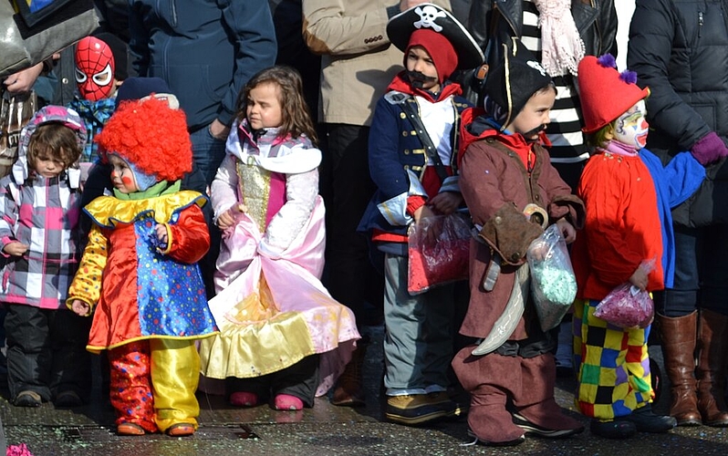 Auch die traditionellen Prinzessinnen, Clowns und Co. waren an der Wettinger Fasnacht unterwegs. Fotos: ll
