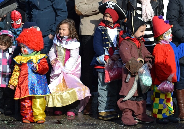 Auch die traditionellen Prinzessinnen, Clowns und Co. waren an der Wettinger Fasnacht unterwegs. Fotos: ll