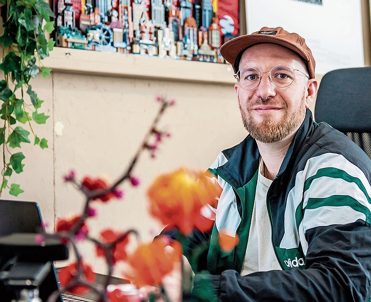 Zwischen Filmset und Schreibtisch: Ab 2027     ist Flavio Alraun gemeinsam mit seinem Bruder für die operative Führung von Maybaum Film zuständig.Philippe Neidhart