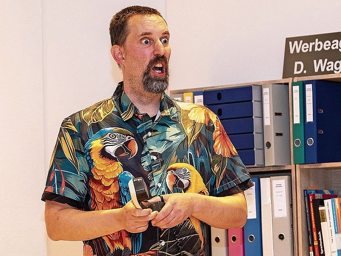 Buchhalter Binggeli (Fabio Snozzi) kommt aus dem Staunen nicht mehr heraus. Buchhalter Binggeli (Fabio Snozzi) kommt aus dem Staunen nicht mehr heraus.