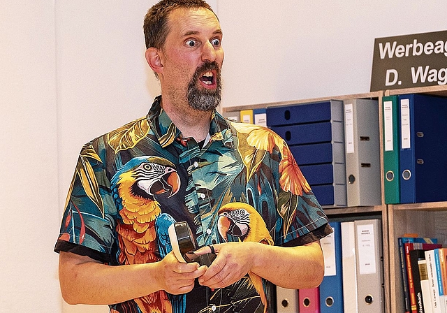 Buchhalter Binggeli (Fabio Snozzi) kommt aus dem Staunen nicht mehr heraus. 