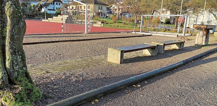 Auf dem Pétanqueplatz in Killwangen kam es zum Unfall. Der Platz soll mit einem Zaun vom roten Platz abgetrennt werden. Melanie Bär