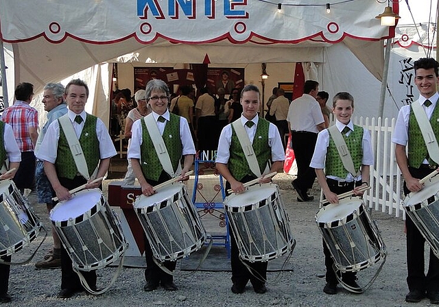 Die Tambourenvereinigung Wettingen und Umgebung vor dem «Knie».Foto: zVg