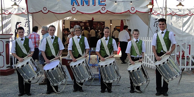 Die Tambourenvereinigung Wettingen und Umgebung vor dem «Knie».Foto: zVg