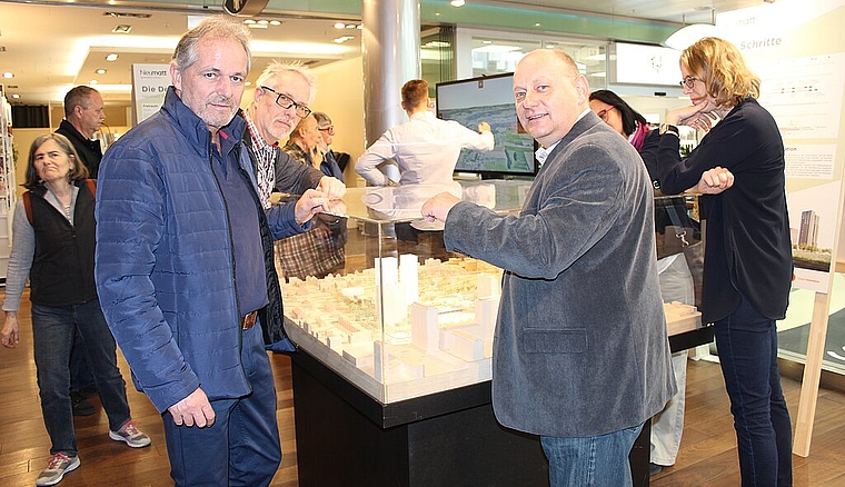 Gemeindepräsident Valentin Schmid<em> (r.) am Samstag im Gespräch mit Peter Wurzer (l.) und Karl Ganz (M.) beim Architekturmodell im Shoppi.Rahel Bühler</em>