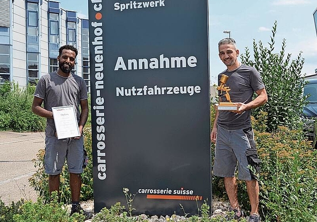 Filmon Tedros (li.) und Ausbildner Veysel Sagdic zeigen das Diplom und die Trophäe.Irene Hung-König