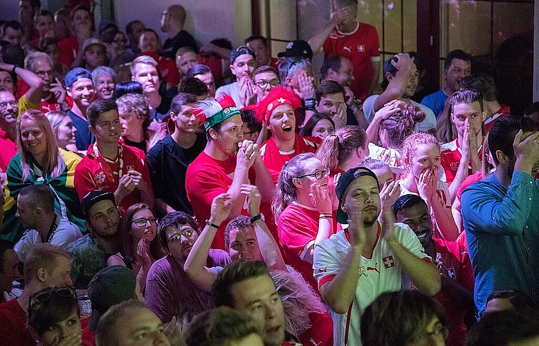 1000 Fussballfans fanden ihren Weg ans Public Viewing in der Insel-Arena auf dem Lägerebräu-Areal. (Gaby Kost)
