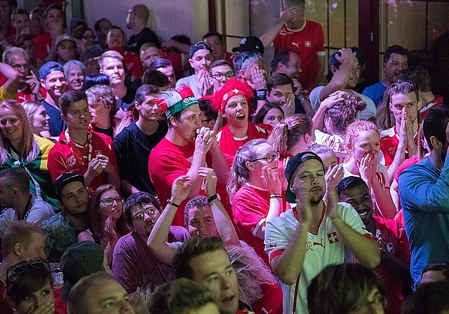 1000 Fussballfans fanden ihren Weg ans Public Viewing in der Insel-Arena auf dem Lägerebräu-Areal. (Gaby Kost)
