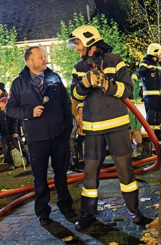 Moderator André Möckel (l.) kommentiert die Abläufe (hier im Gespräch mit einem Kollegen).gk