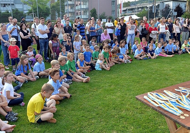 Gespanntes Warten auf die Medaillenübergabe.Die stolzen Sieger auf dem Podest.Gemeinderätin Antoinette Eckert (rechts) gratuliert.Wer macht wohl das Rennen? Fotos: Alexander Wagner