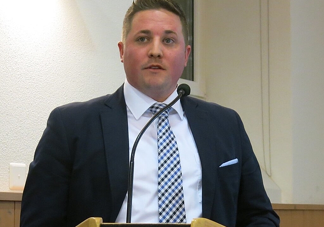Gemeinderat Nico Kunz informierte über den geplanten Naturrasensportplatz im Tägerhard. Foto: bha
