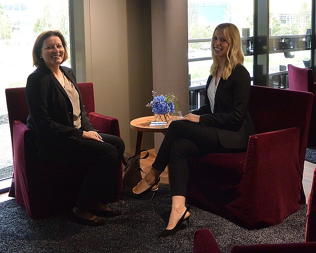 Die Wettinger Niederlassungsleiterin Ursula Sager und Sandra Aebli von der Kommunikation in der Lounge der neuen Niederlassung in Spreitenbach. bär
