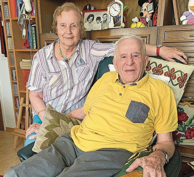 Fast 68 Jahre verheiratet: Jubilar Karl Süess und seine Frau Brigitte halten auch im Alter fest zusammen. (Bild: Sibylle Egloff)
