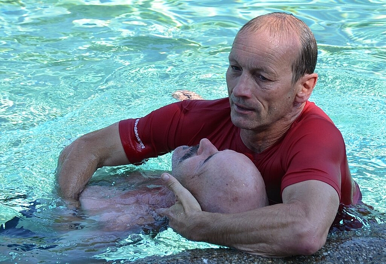 Badmeister Andreas Luder (r.) und Badmeister Manfred Lichtinger (l.) zeigten zuerst, wie eine Rettung aus dem Wasser abläuft. Foto:sw
