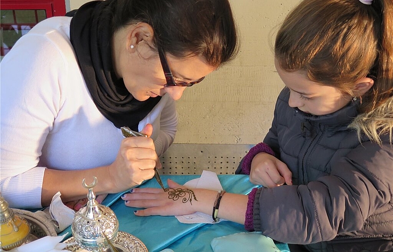Bei Fatima liessen sich kleine und grosse Besucher des Herbstfestes im Quartierzentrum Langäcker filigrane Henna-Tattoos auf die Haut malen. Fotos: ska
