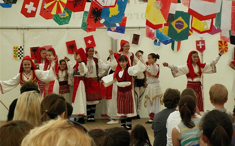 Nach der offiziellen Festeröffnung durch Gemeinderätin und Präsidentin des Organisationskomitees Doris Schmid zeigte die albanische Tanzgruppe Rinia vor vollen Zuschauerrängen ihr Können.Fotos: skaDas Kulturfest will Brücken zwischen den zahlreichen in Spreitenbach beheimateten Kulturen schlagen.Die zahlreichen Stände liessen den Besuchern mit ihren Spezialitäten aus anderen Ländern das Wasser im Mund zusammenlaufen.Das Kulturfest Spreitenbach verleitete seine Besucher zu freudigen Luftsprüngen.