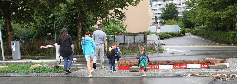 Trotz Bordsteinen und Baumstamm wird die Querung zwischen den Shoppi-Parkplätzen und der Baumgartenstrasse immer noch als Zugang zum und vom Shoppi West genutzt.Foto: bär