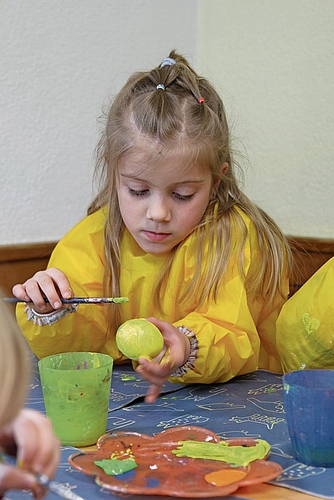 Achtsamkeit ist gefragt, damit die Eierschale beim Bemalen nicht zerbricht. bär