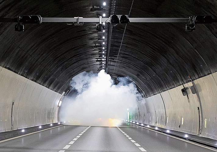 Spannende Momentaufnahme Der dichte Rauch wird gleich den ganzen Tunnel einnehmen. 
