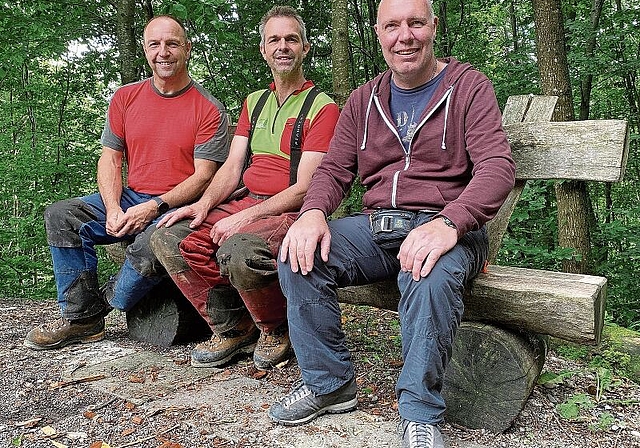 Feiern Dienst-Jubiläen: Marcel Weber, Marcel Wegmann und Martin Bürgisser (v. l.) aus dem Forstamt Heitersberg. (Bild: Melanie Bär)