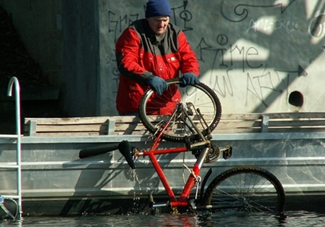 Zahlreiche Velos kamen auch dieses Jahr unter den Brücken zum Vorschein – zutage gefördert von fünf Tauchern und Helfern in Booten. Fotos: ska