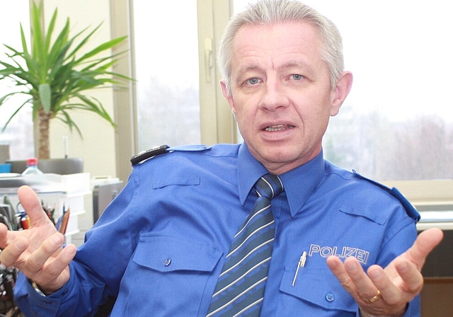 Roland Jenni: Der gelernte Koch arbeitete 31 Jahre lang bei der Kantonspolizei, unter anderem bei der Sondereinheit Argus und zuletzt als Postenchef 1 in Baden mit 30 Mitarbeitern. Von 2003 bis 2007 leitete er den Kantonspolizeiposten in Wettingen. E