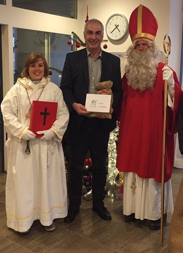 Der Spreitenbacher Samichlaus überreichte Brüel-Heimleiter Raphaelde Riedmatten eine Spende über 500 Franken. Foto: zVg