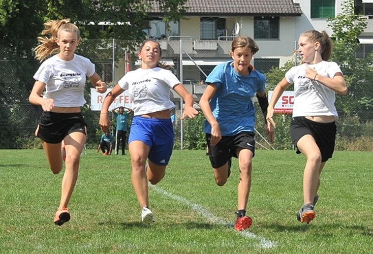 Jahrgang 2005: <em>Julia, Pascale, Fabiana und Jael kämpfen um jeden Zentimeter.</em>