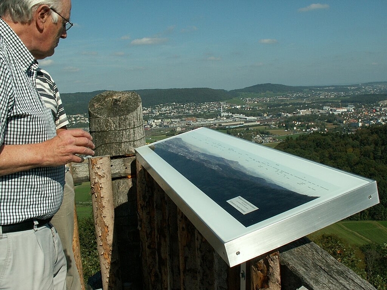 Initiant Rudolf Kalt inspiziert die neue Panoramatafel auf dem Aussichtsturm. Foto: ska
