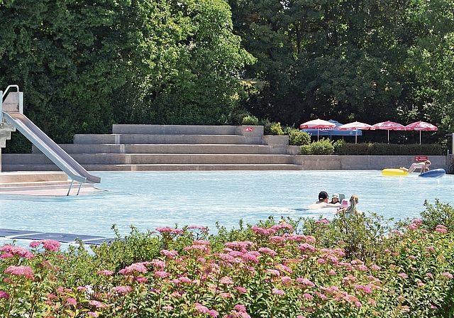 Abkühlung im Nichtschwimmerbecken mit Rutschbahn. 