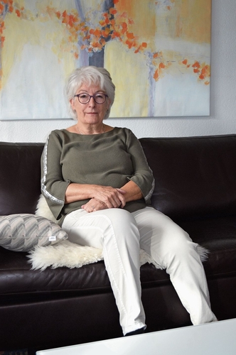 Hanni Schaffhauser hilft gern den Zweitklässlern im Textilen Gestalten.  Irene Hung-König Hanni Schaffhauser hilft gern den Zweitklässlern im Textilen Gestalten.  Irene Hung-König