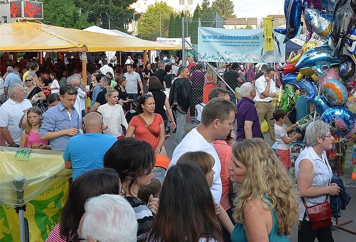 Viele Besucher am Wettiger Fäscht. Fotos: Alexander WagnerRundfahrten auf der Harley Davidson mit dem Kiwanis-Club.Seniorennachmittag im Tägi.Konzert auf der Rathauswiese.The 4 Windows im Zelt vor dem Rathaus.Matinee vom Liederchranz in der Sängerlaube.Von der Hochzeit direkt ans Fäscht.Zumba mit Tanja Küpfer (Mitte).